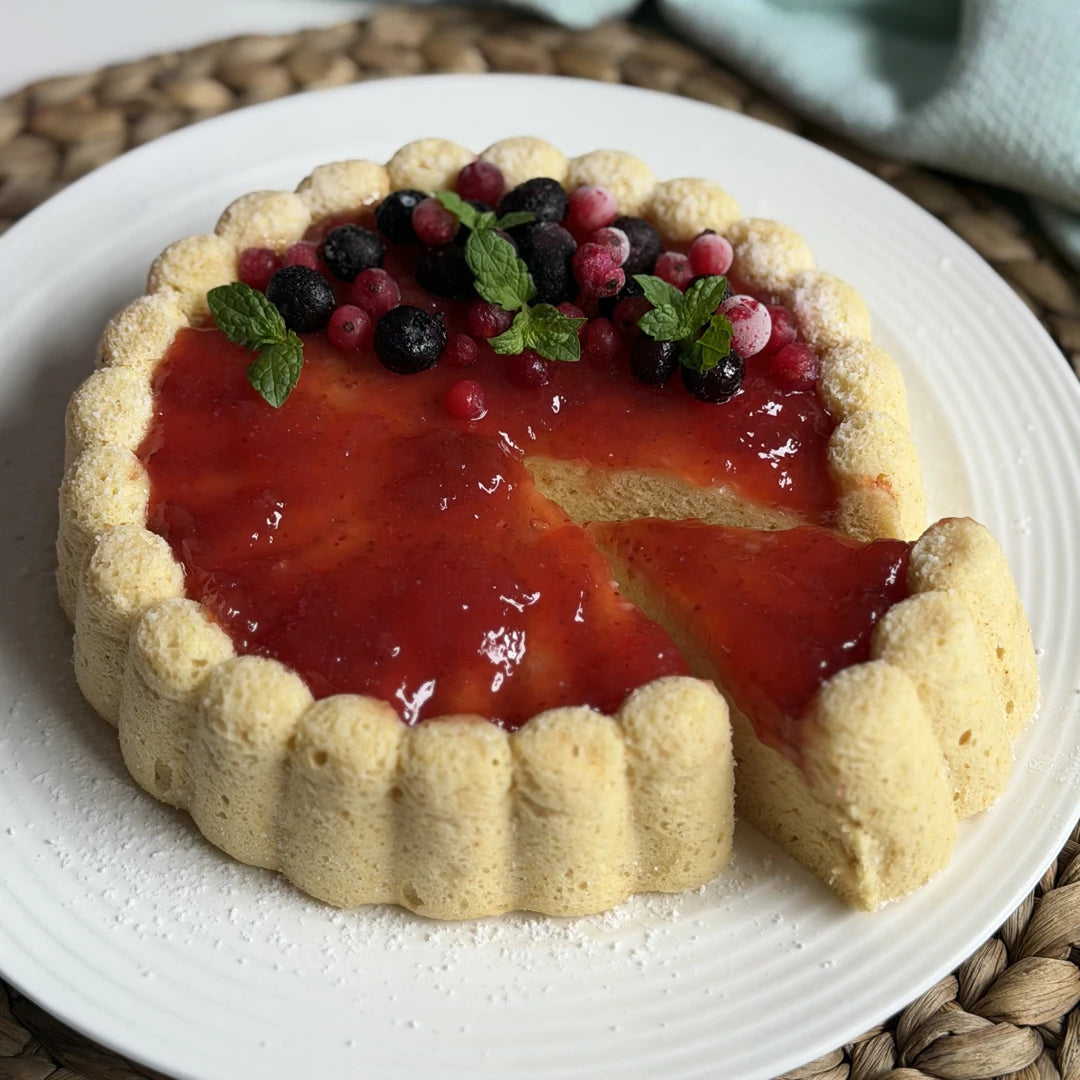 Weicher Biskuit mit Erdbeerkonfitüre und Beeren aus Fibriya Waffel-Ballaststoffmix