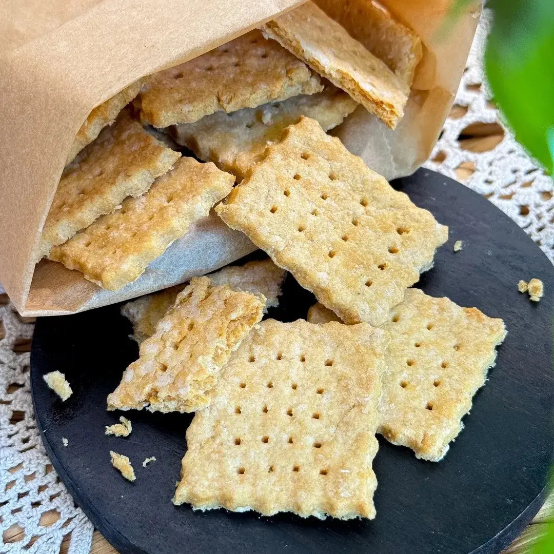 Knuspriger Keto-Käsecracker aus Bambusfaser