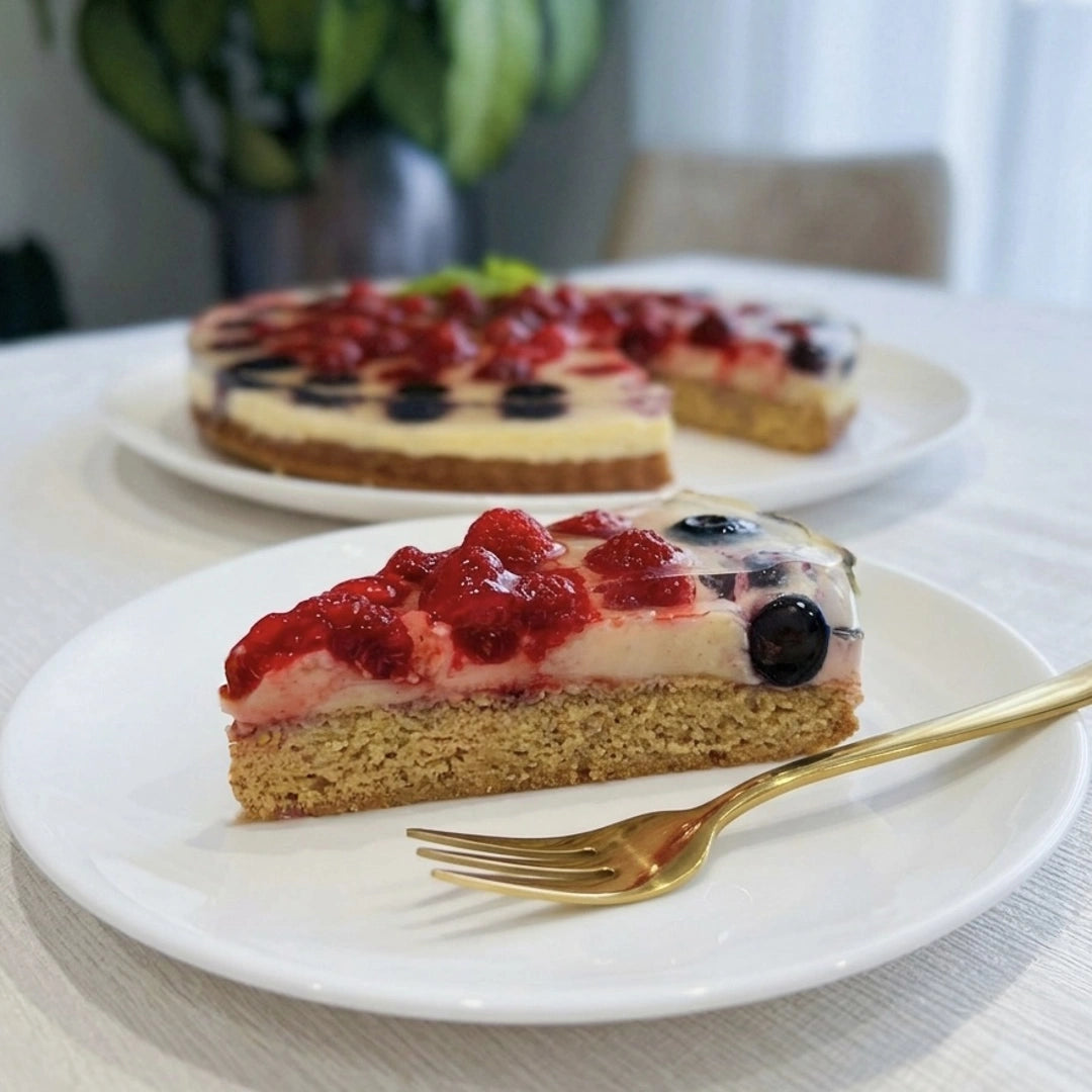 Kalorienreduzierte Keto-Obsttorte mit ballaststoffbasiertem Biskuit und Keto-Pudding