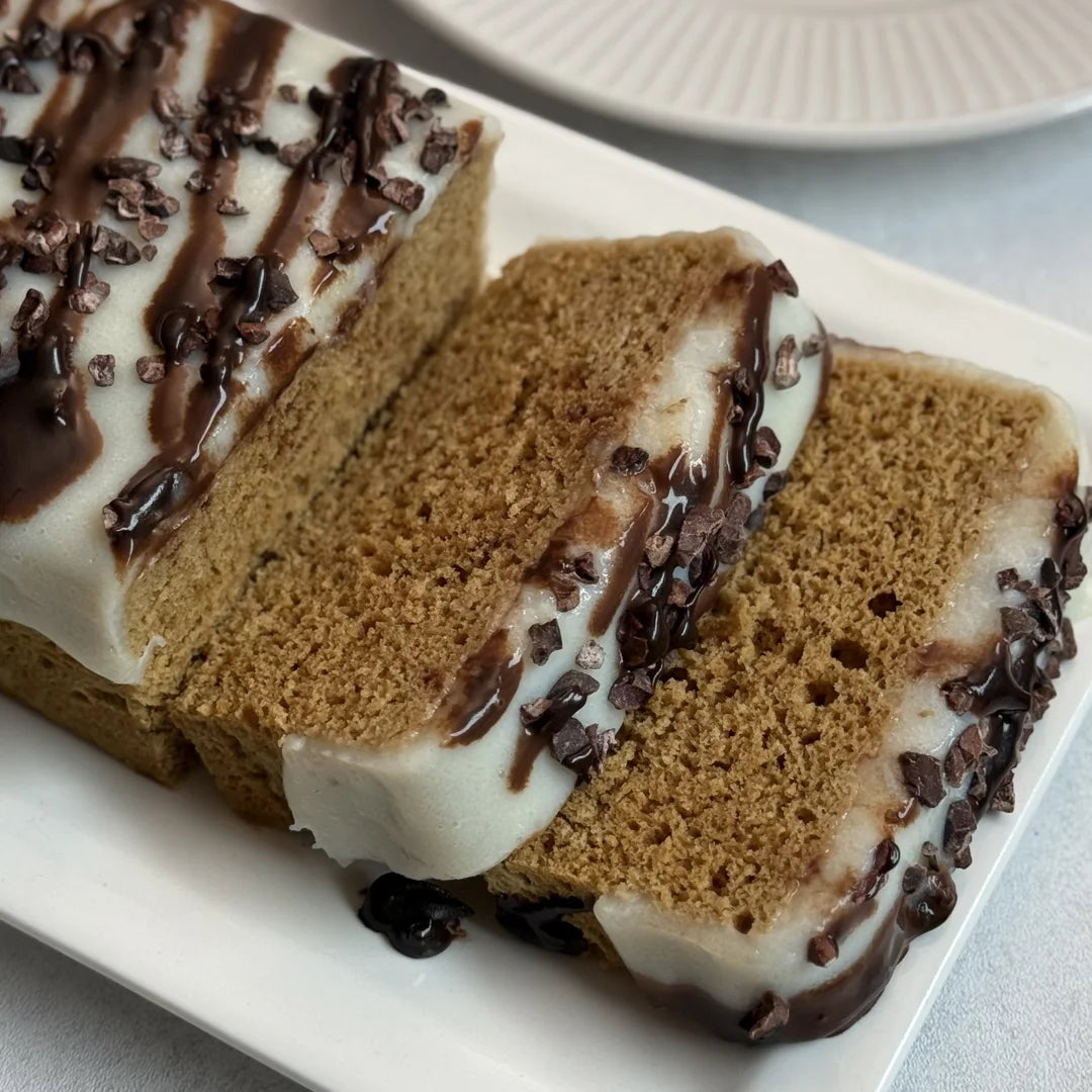 Biskuit mit Bananenbrot-Geschmack aus der Mikrowelle mit weißem Schokoladenguss
