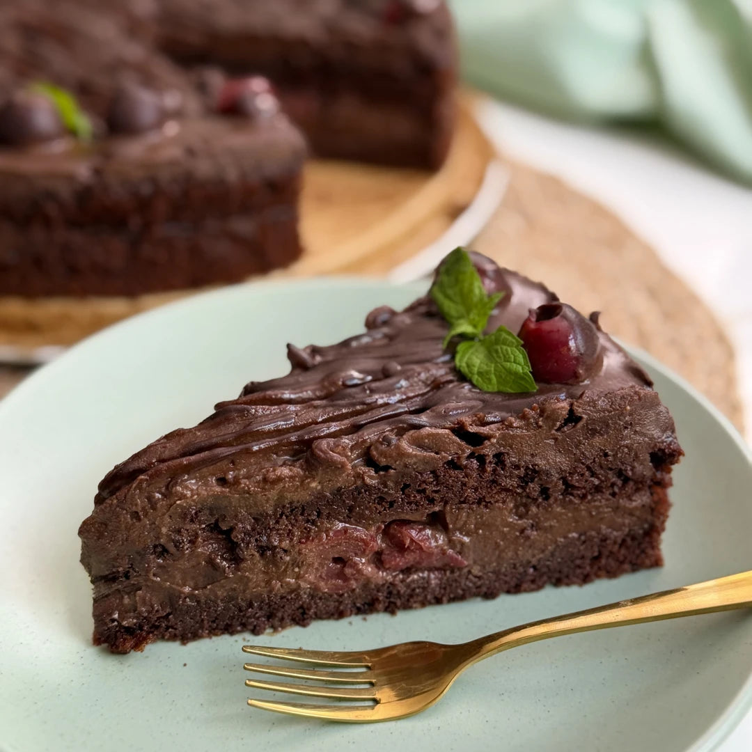 Kohlenhydratreduzierte Schwarzwälder-Kirsch-Schokoladen-Torte mit Mascarpone-Schokoladencreme und Sauerkirschen