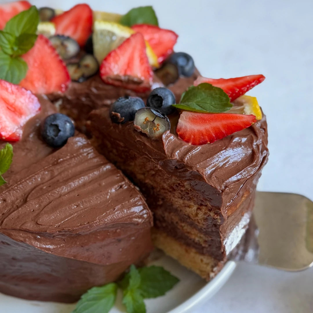 Kohlenhydratarmer mehlfreier Biskuit mit Schoko-Quark-Creme und Beeren