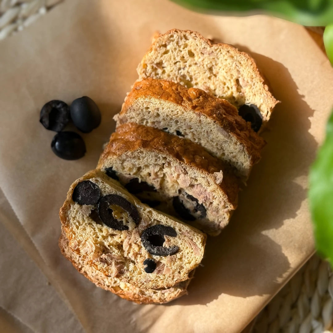 Thunfisch-Oliven-Fladenbrot in Scheiben geschnitten