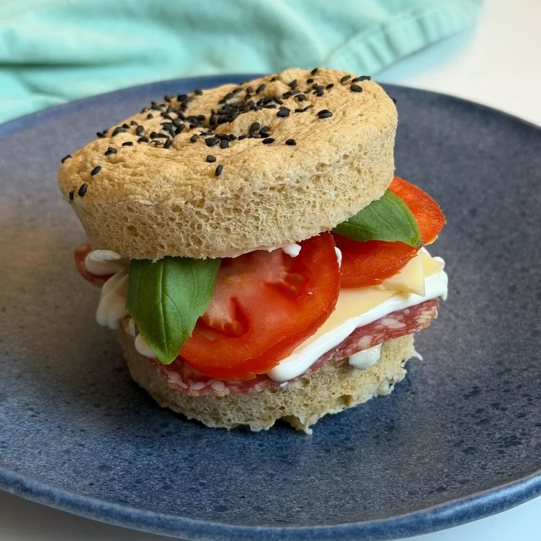 Schnelles Keto-Mikrowellen-Brötchen aus Fibriya Bauernbrot Ballaststoffmix